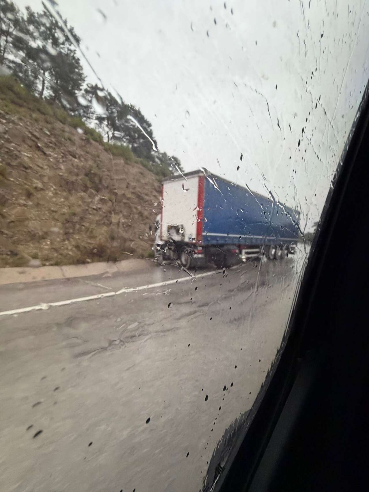 Göcek Yolunda Korku Dolu Anlar: TIR Şarampole Savruldu, Trafik Felç Oldu 2